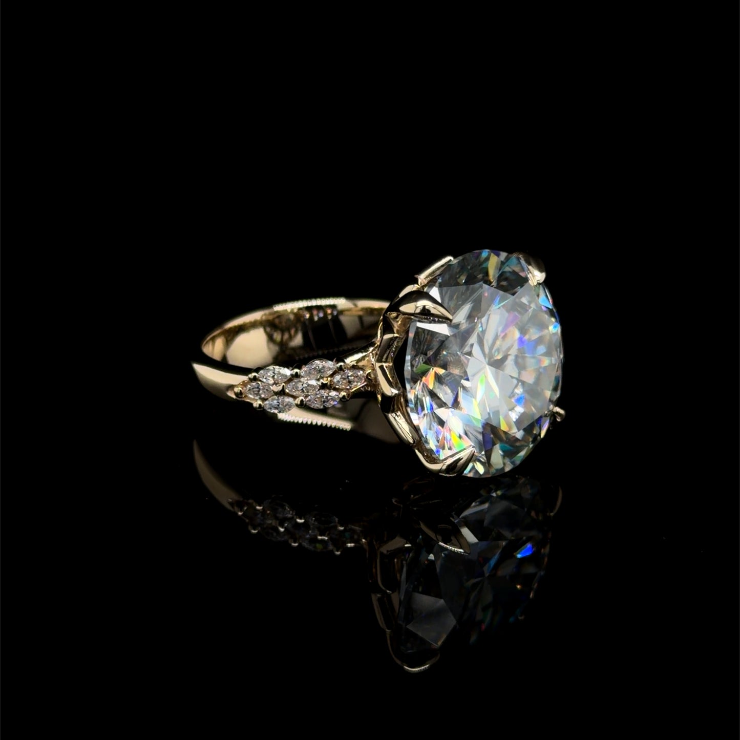 Moinssanite round ring